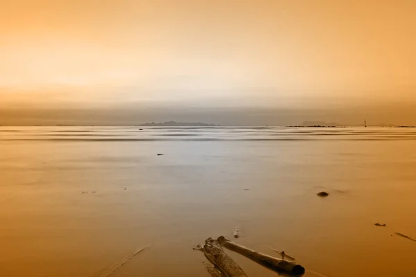 Playa puesta de sol cielo y mar tropical al atardecer — Foto de Stock