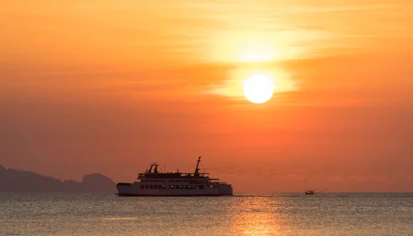 美しい夕日を背景にフェリー船のシルエット — ストック写真