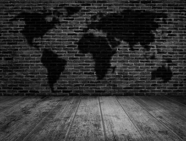 Grunge zwart-witte kamer ingericht met wereldkaart op baksteen w — Stockfoto
