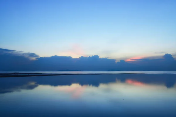 Panoramiczne dramatyczne Niebo Zachód słońca i tropikalne morze o zmierzchu. Długo expo — Zdjęcie stockowe
