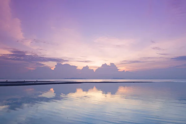 劇的な夕焼け空と夕暮れ時に熱帯の海 — ストック写真