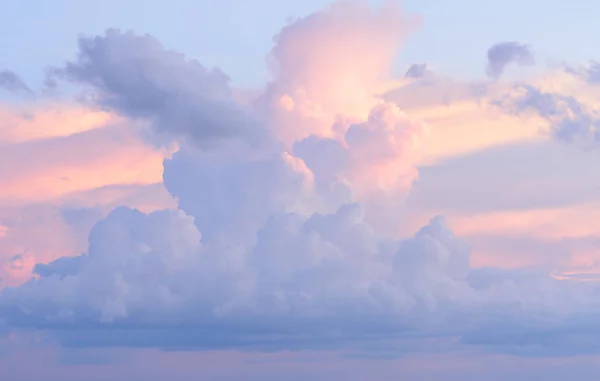 Soumrak pastelové mrak a modrá obloha pozadí — Stock fotografie