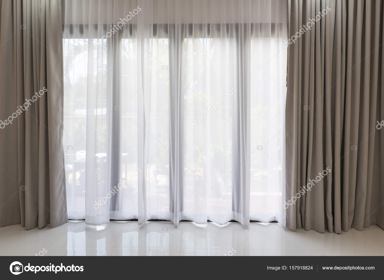 Belle tende grigie e bianche moderne in soggiorno - Foto Stock: Foto,  Immagini © jcsmilly 157918824