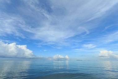 Büyük beyaz bulut mavi deniz ve gökyüzü, Samui Adası, Thailan
