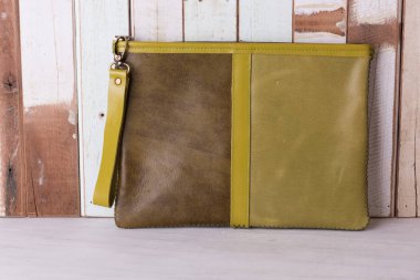 Grunge ahşap arka plan üzerinde Vintage deri çanta