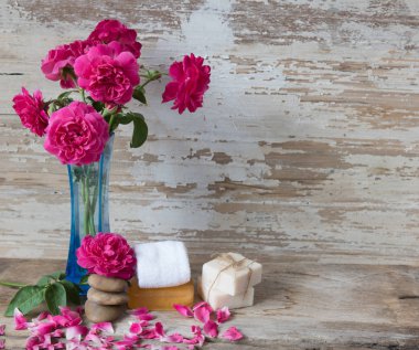 Spa konsept Hindistan cevizi sabunu, zen stone ve güzel gül flowe