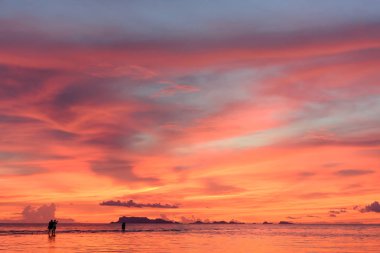 Güzel ateş günbatımı cennet yansıma deniz arka plan üzerinde