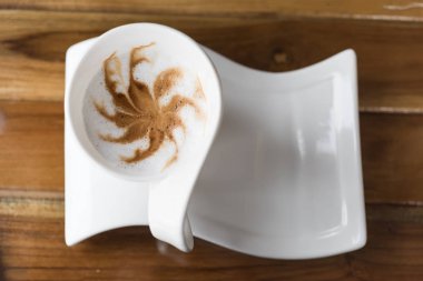 Fincan kahve latte sanat geunge ahşap arka plan üzerinde