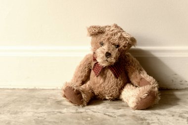 Vintage oyuncak ayı tek başına odasında