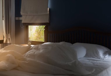 Gri perde ve çalar saat w ile modern mavi yatak odası dekor