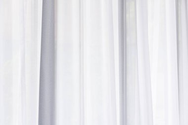 Livinng odasında modern gri ve beyaz perde