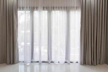 Oturma odasında güzel modern gri ve beyaz perde