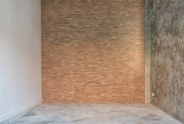 Interior de la habitación con piso de cemento y fondo de pared de ladrillo rojo — Foto de Stock