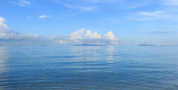 Gran nube blanca azul mar y cielo en la isla de Samui, Tailandia —  Fotos de Stock