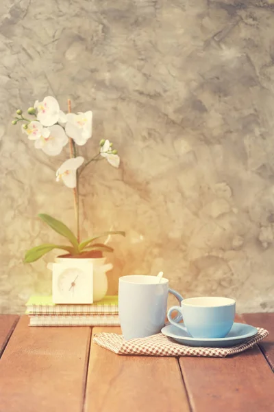 Deux tasses bleues de café sur table en bois avec fond de fleur, r — Photo