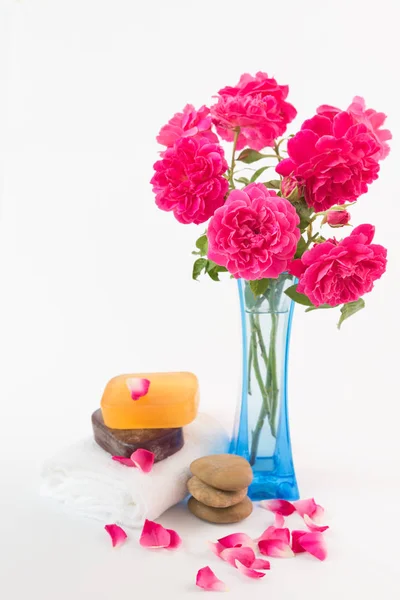 Conceito de spa com sabão tamarino, pedra zen e belo fluxo de rosa — Fotografia de Stock