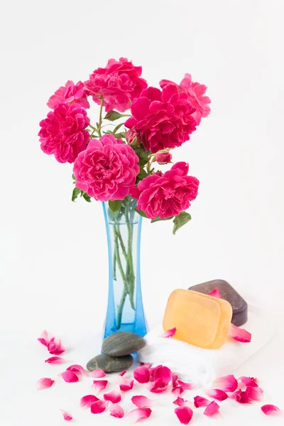Концепция спа с тамариновым мылом, дзен-камнем и красивым розовым течением — стоковое фото