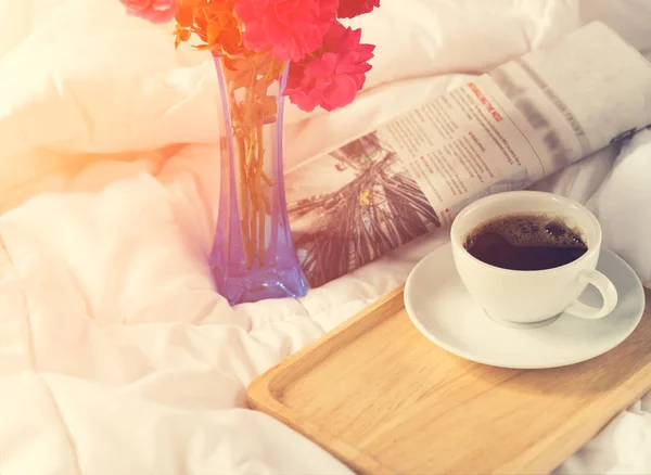 Šálek kávy, noviny a růžový růžový květ s Dřevěný tác se — Stock fotografie