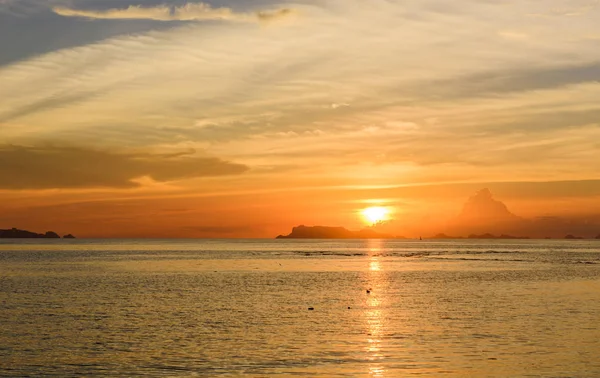 Cielo panorámico dorado al atardecer y mar tropical al atardecer — Foto de Stock