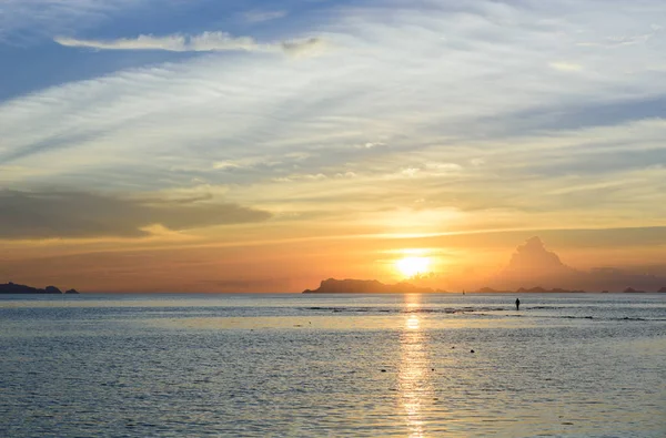 Hermosa puesta de sol con fondo azul del mar y el cielo — Foto de Stock