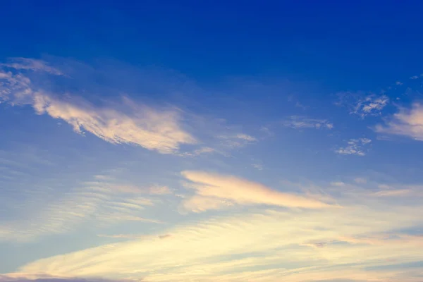 Céu azul bonito nuvem fundo no crepúsculo — Fotografia de Stock