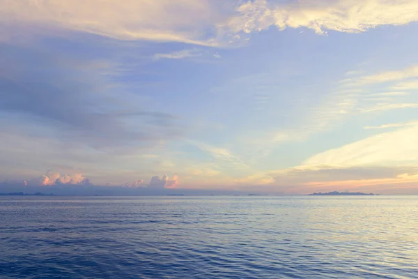 Закат на голубом фоне моря и неба — стоковое фото
