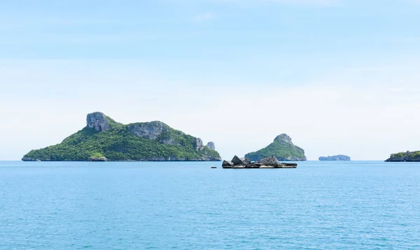 Paisaje marino de verano con isla verde y fondo de cielo azul — Foto de Stock