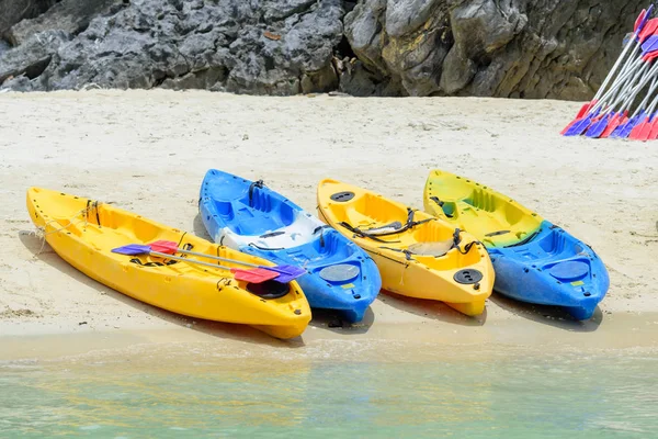 Coloridos kayaks en la playa de arena blanca en el día soleado, Tailandia — Foto de Stock