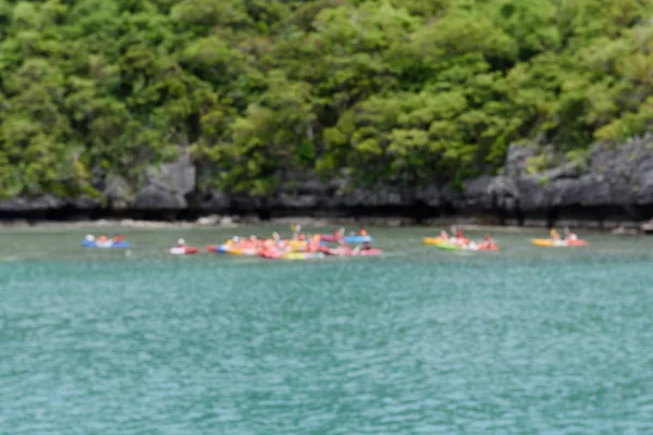 Imagen borrosa de kayak turístico en el océano tailandés con azul se — Foto de Stock