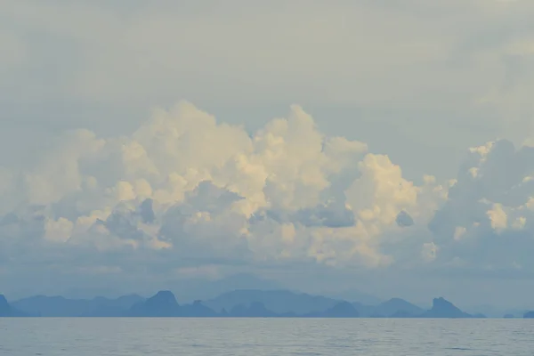 緑の島、青い空を背景夏海 — ストック写真