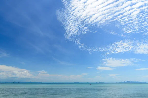 Καλοκαίρι Θαλασσογραφία με γαλάζιο φόντο του ουρανού και το λευκό σύννεφο — Φωτογραφία Αρχείου