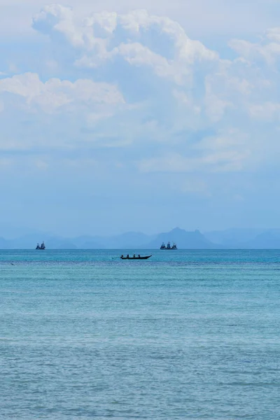 Sommer Meereslandschaft mit blauem Meereshimmel und weißem Wolkenhintergrund — Stockfoto
