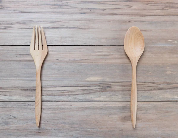 Vue de dessus de cuillère et fourchette en bois sur table en bois — Photo