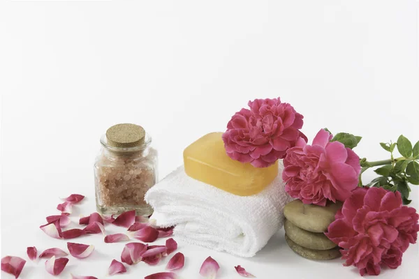 Koncepcja spa z luffa mydło, soli, zen stone i piękna Róża fl — Zdjęcie stockowe