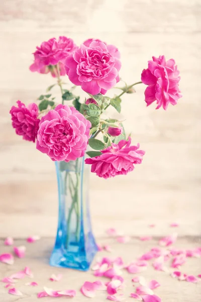 与上 grunge 木制蓝色花瓶粉红玫瑰花卉静物 — 图库照片