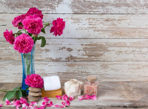 Conceito de spa com sabão de coco, sal, pedra zen e bela rosa — Fotografia de Stock