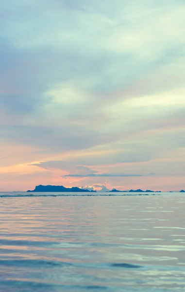 Hermoso reflejo del paisaje nuboso puesta de sol sobre el fondo del mar — Foto de Stock