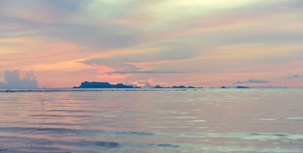 Cielo panorámico espectacular atardecer y mar tropical al atardecer — Foto de Stock