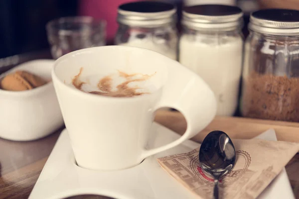 Kopp kaffe latte art på geunge trä bakgrund, retro filter — Stockfoto