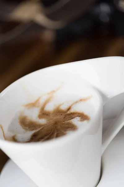 Kopp kaffe latte art på geunge trä bakgrund — Stockfoto