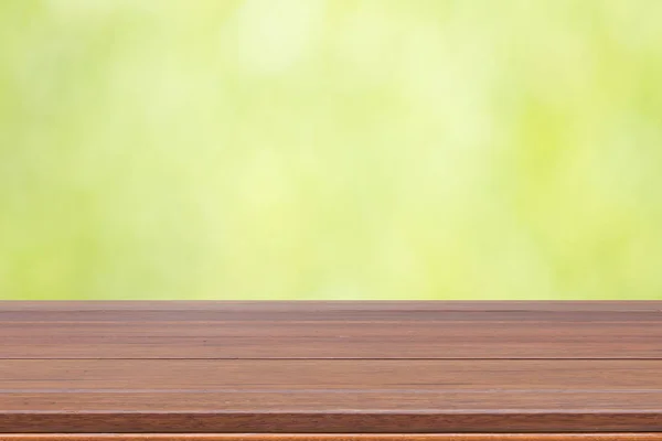 Tábua de madeira com fundo embaçado verde — Fotografia de Stock