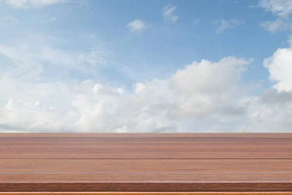 Tablón de madera con cielo azul brillante y fondo de nube blanca —  Fotos de Stock