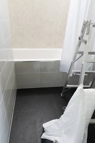 Сходи в сучасному дизайні ванної кімнати — стокове фото