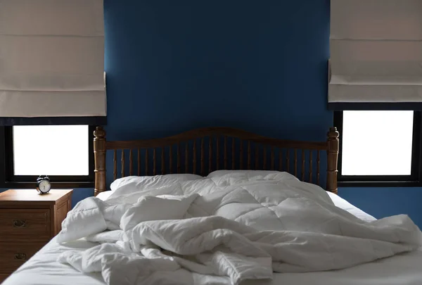 Dormitorio moderno con cortina gris y reloj despertador en lado de madera — Foto de Stock