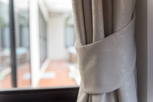 Modernas cortinas grises en sala de livinng —  Fotos de Stock