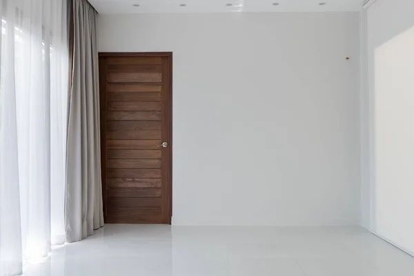 Hermosas cortinas grises y blancos modernos en sala de estar — Foto de Stock