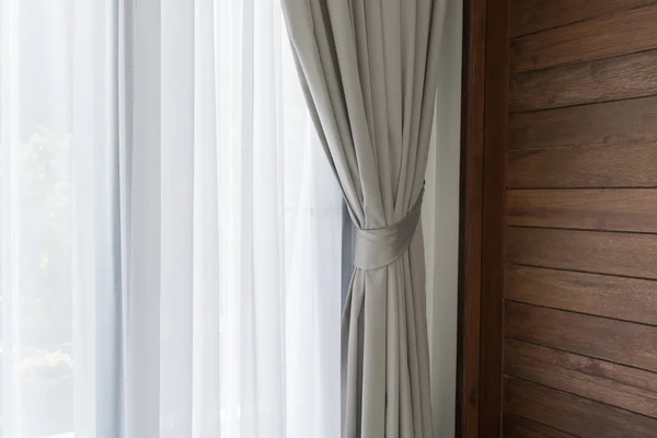 Mooie moderne grijze en witte gordijnen in de woonkamer — Stockfoto
