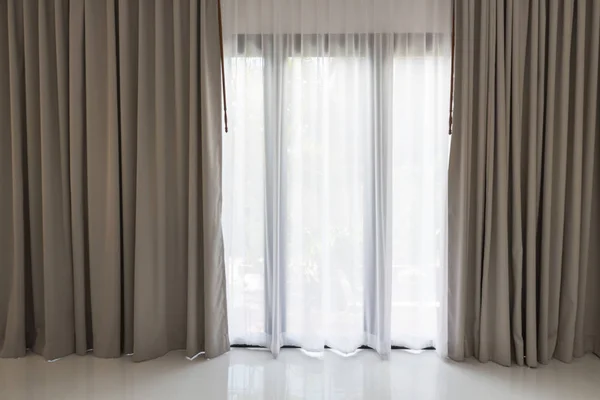 Belle tende grigie e bianche moderne in soggiorno — Foto Stock