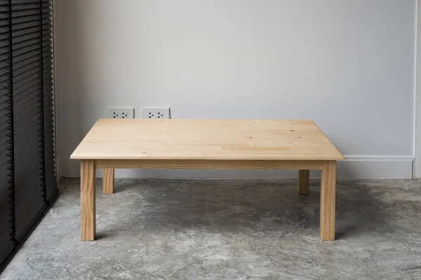 Table en bois dans une pièce moderne, espace de travail — Photo