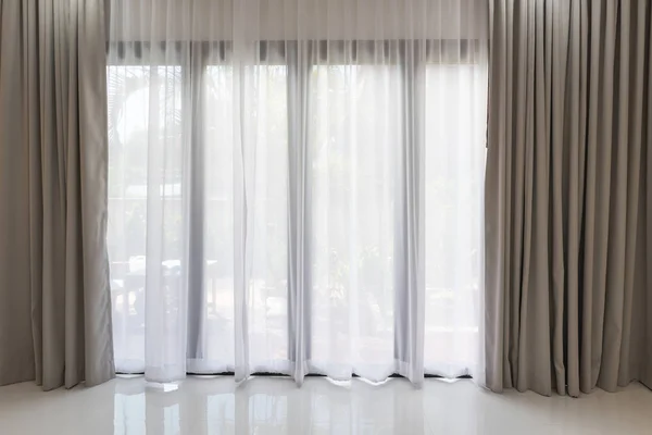 Krásné moderní šedé a bílé záclony v obývacím pokoji Stock Snímky